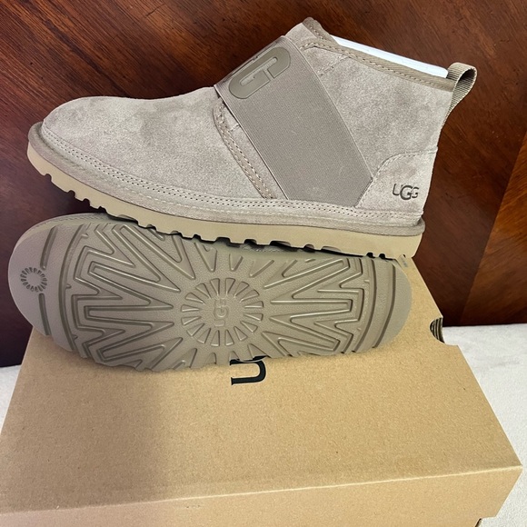 - Uggs Women - Picture 3 of 5